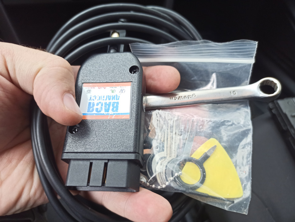 Инструменты: диагностический шнурок, ключ на 10 и извлекатели пинов