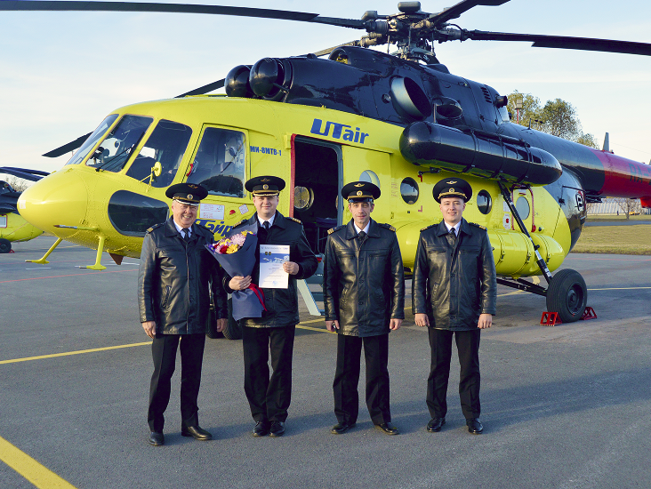 На фото слева направо: Валерий Васильев, командир летного отряда № 4   
Ярослав Савостьянов, командир Ми-8 лётного отряда № 4  
Егор Якин, бортмеханик-инструктор лётного отряда № 4  
Юрий Даренских, второй пилот лётного отряда № 4