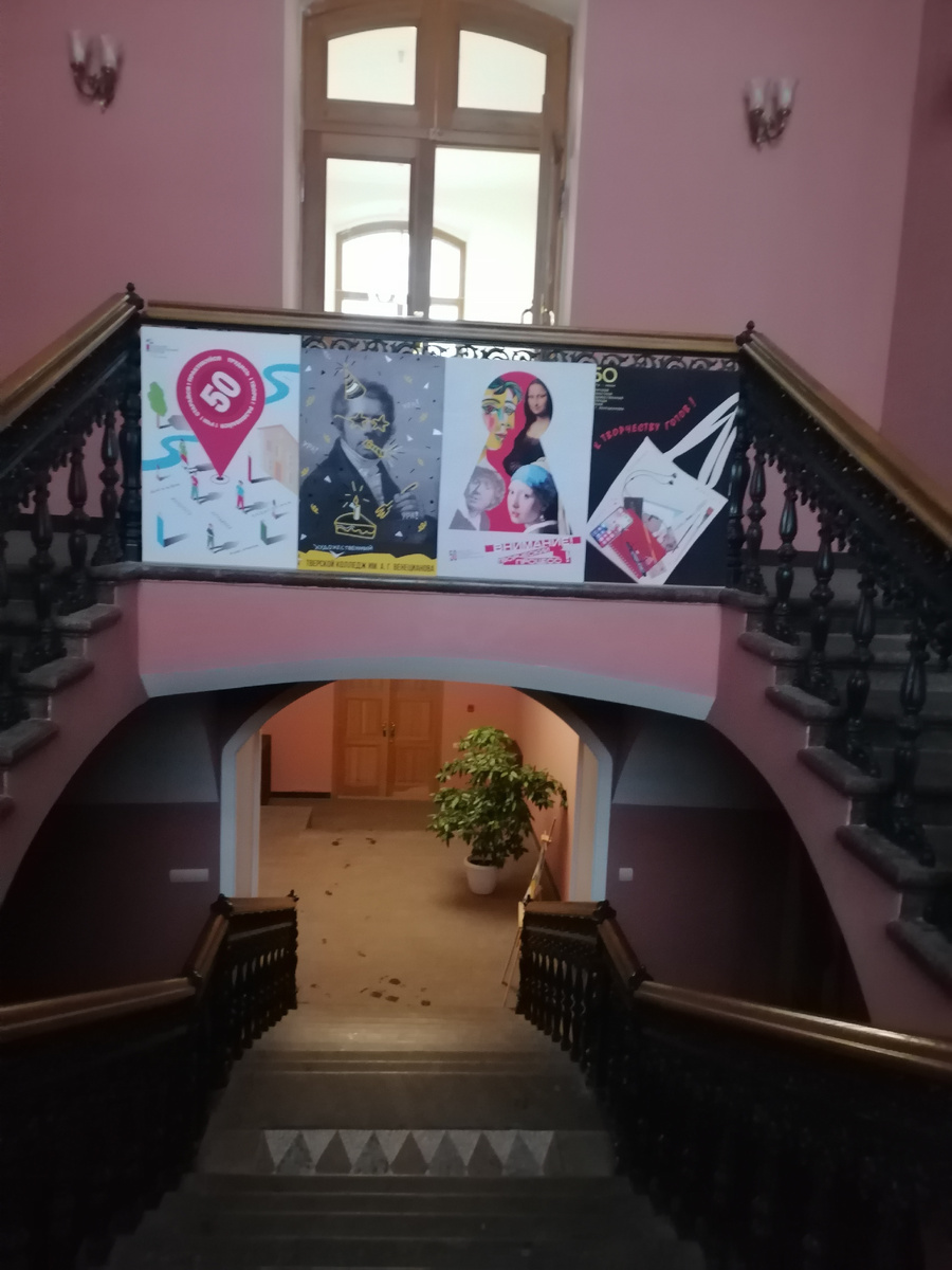 Лестница на второй этаж. В настоящее время в музее функционирует одна постоянная экспозиция «Живущие рядом с нами» на первом этаже (её я показывала; желающие могут посмотреть), в остальных помещениях проводятся периодически различные выставки