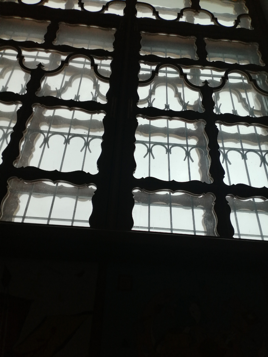 Окно лестничной группы; в музее два небольших зала на первом этаже (один – постоянная экспозиция; второй – выставочный зал) и несколько залов на втором этаже 