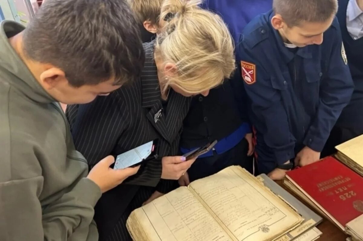    Выставку «Земля моя, ты выиграешь бой...» посетили камчатские школьники