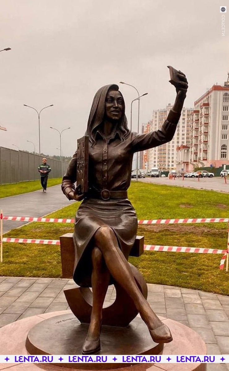 Молодая красивая учительница ведет эфир в соцсети.