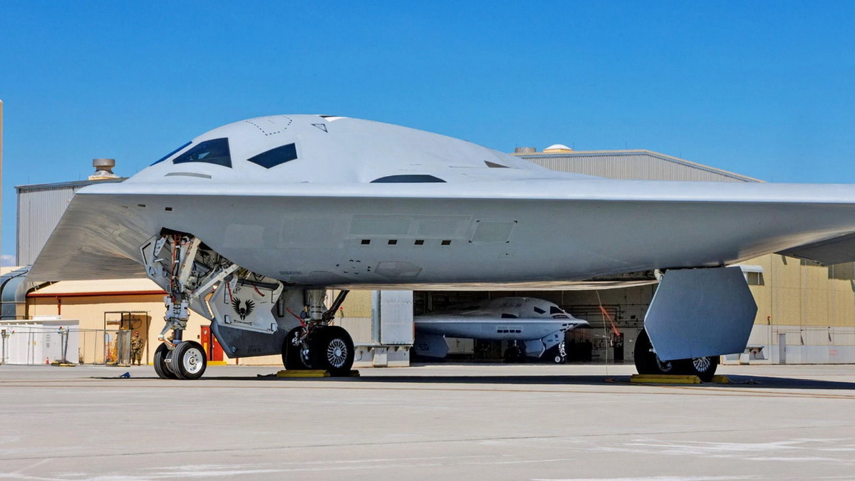 Сразу 2 бомбардировщика ВВС США B-21 Raider, которые проходят летные испытания на авиабазе Эдвардс. Фото ВВС США