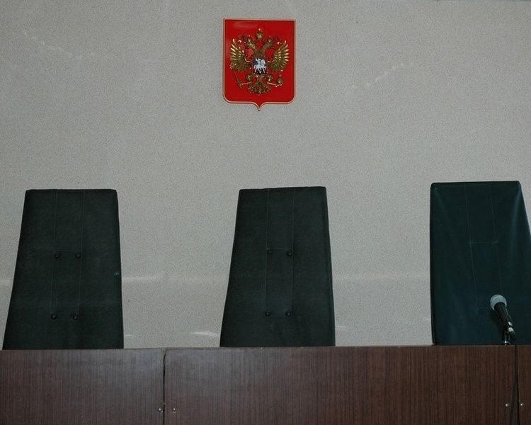     Глава коммунальной службы Железногорска торговал местами на кладбище