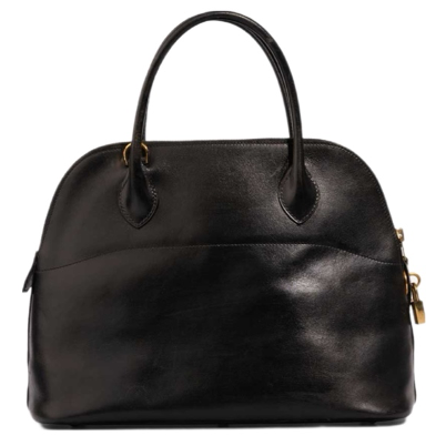 Модель сумки Bolide 1923 года. «Bolide» по-французски означает «метеор» или «спортивный автомобиль», что подчеркивает скорость, современность и обтекаемую форму, напоминающую ранние автомобили. 