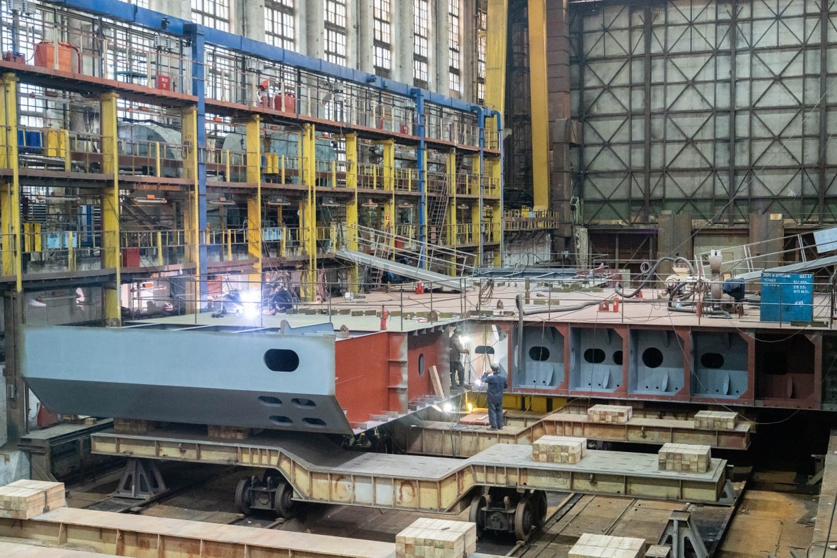 На строящемся плавучем доке "Амур" проекта 17574 формируют днище закладного блока / Фото: "Амурский судостроительный завод", ПАО  📷
