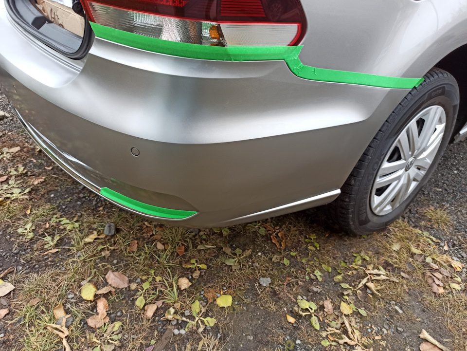 Оклеил лентой угол бампера и молдинги