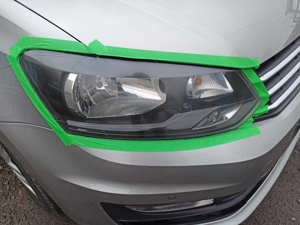 Оклеил плоскости находящиеся по контуру фар