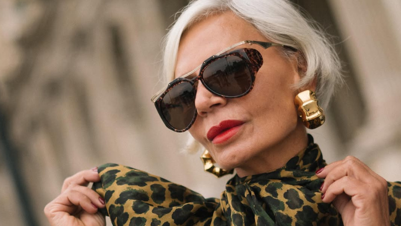 Тренды на холода для женщин 60+. Какие 7 вещей добавят статус, лоск и стиль в 2025/26