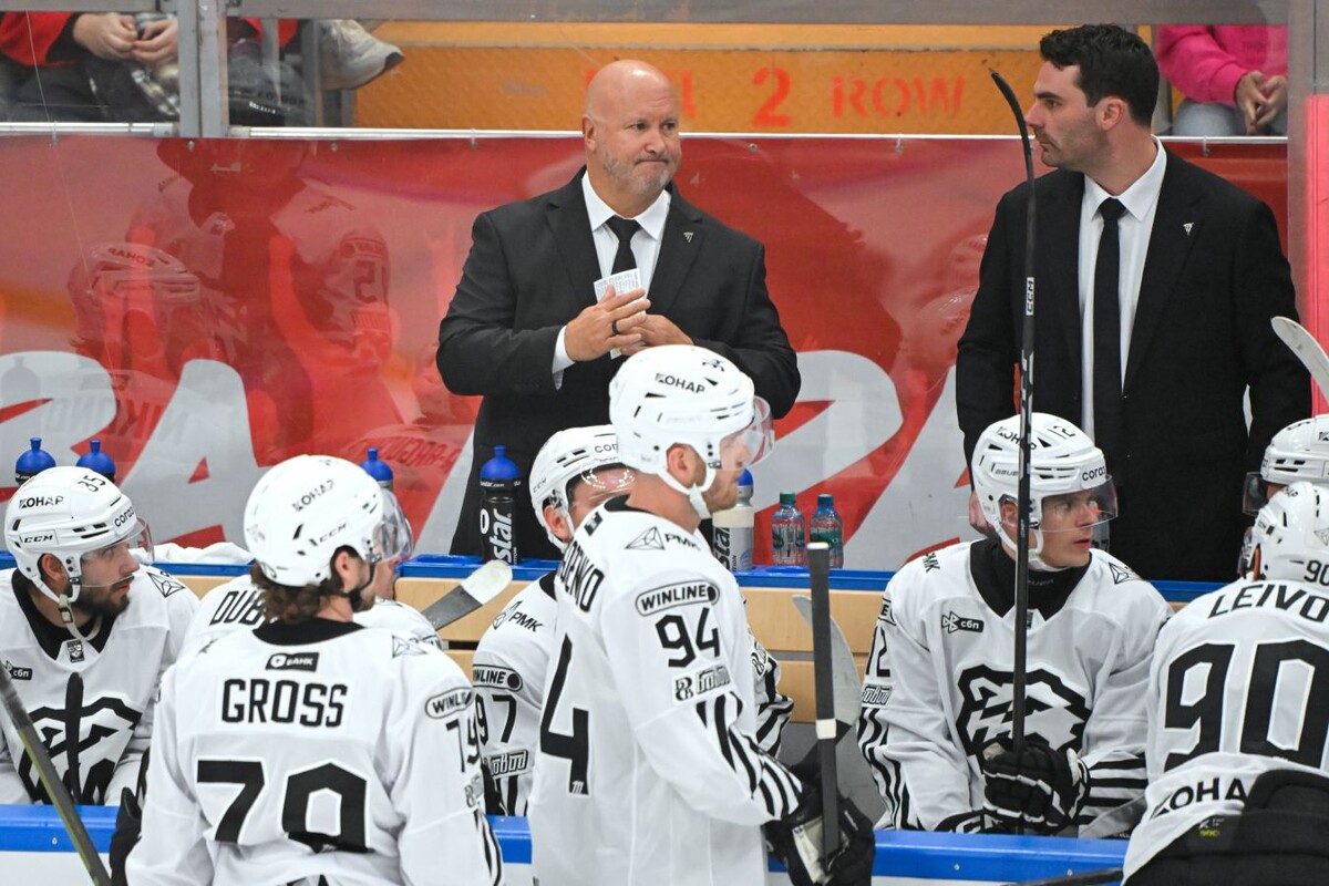 Бенуа Гру и игроки во время тайм-аута