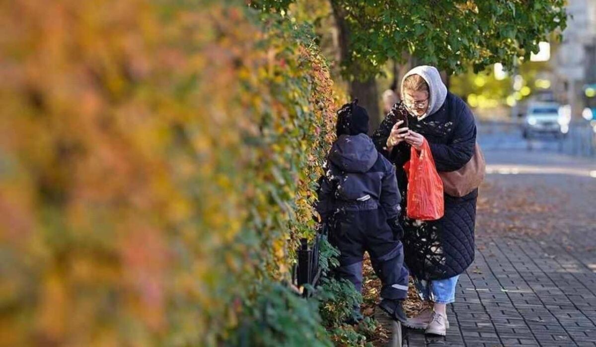     Женщина фотографирует ребенка. Источник: spb.kp.ru Автор фото: Алексей Булатов