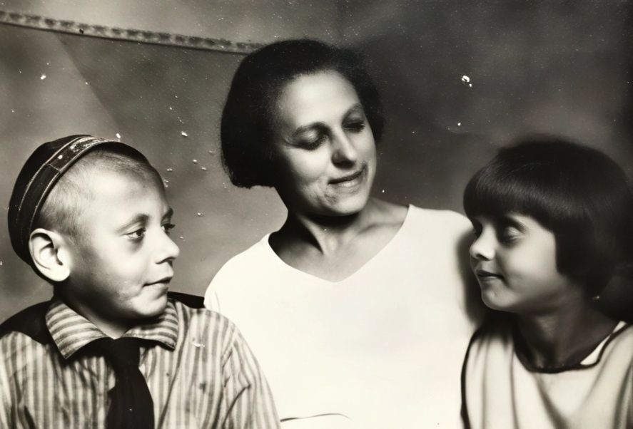 Анатолий Папанов, его мама и сестра Нина