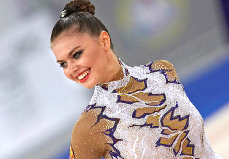 на фото Алина Кабаева в юности