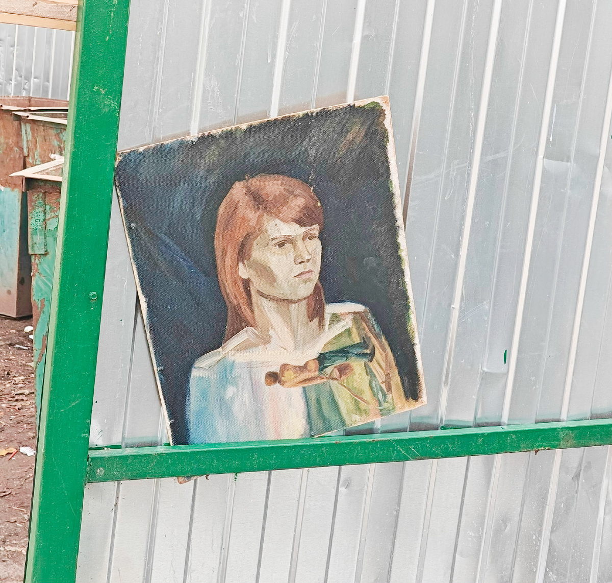 Портрет девушки. Картина-загадка. Она словно включает в себя ещё одну картину, если внимательно рассмотреть блузу девушки