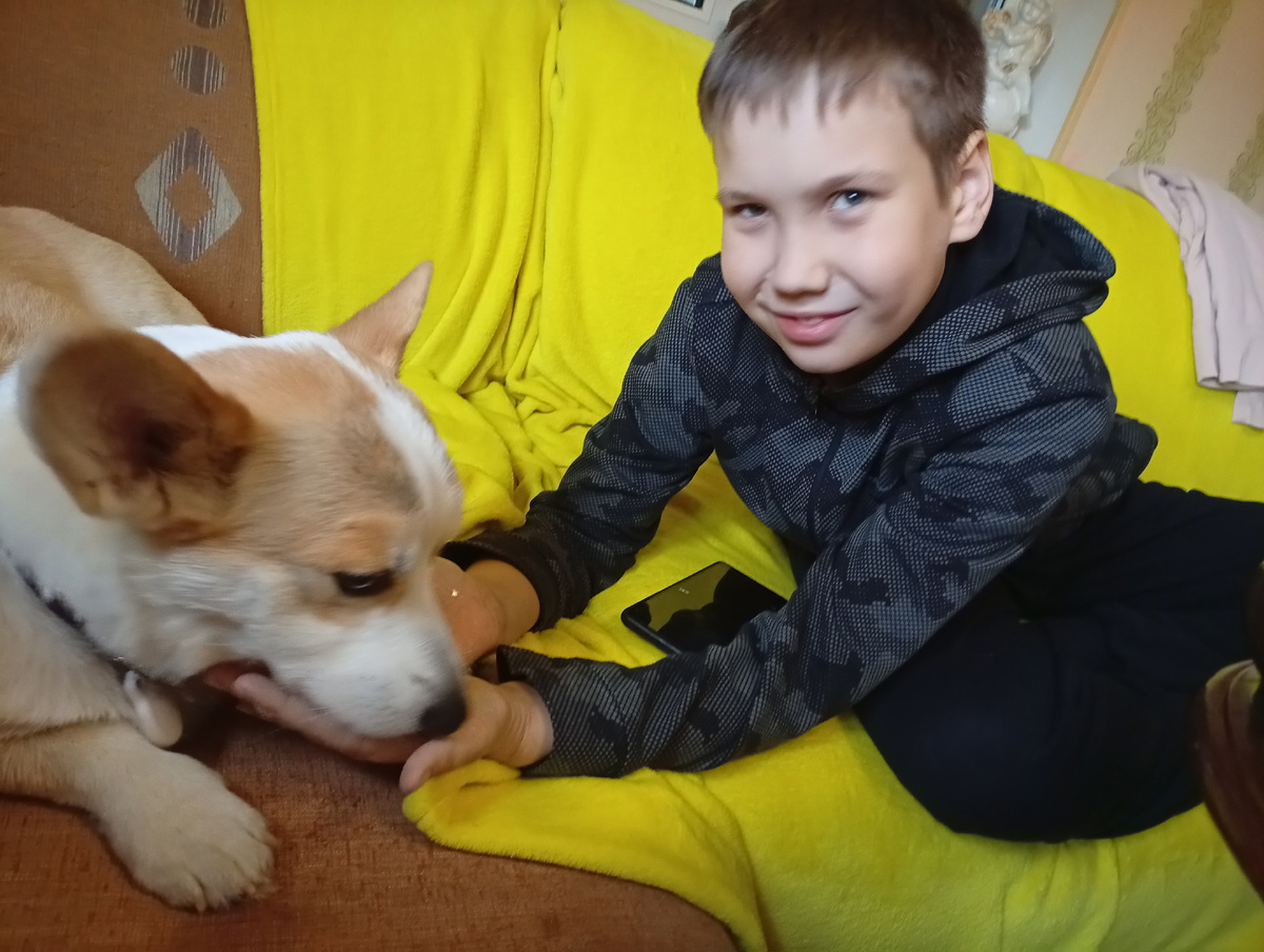 Мой сын с чужим песиком. Фото мое