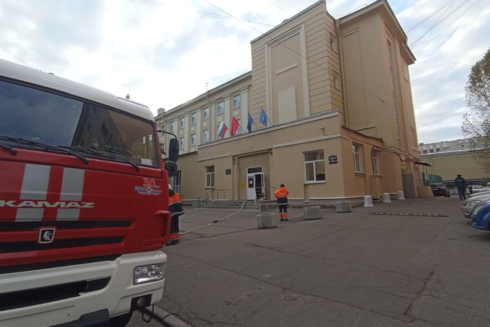    Здание обесточено, внутри пахте гарью. Александр ДЫБИН