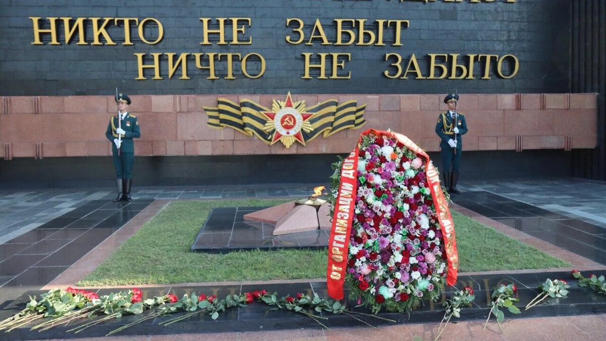 Делегация военнослужащих государств-членов ОДКБ возложила цветы к мемориалу "Вечный огонь" в Душанбе © Photo : Объединенный штаб ОДКБ