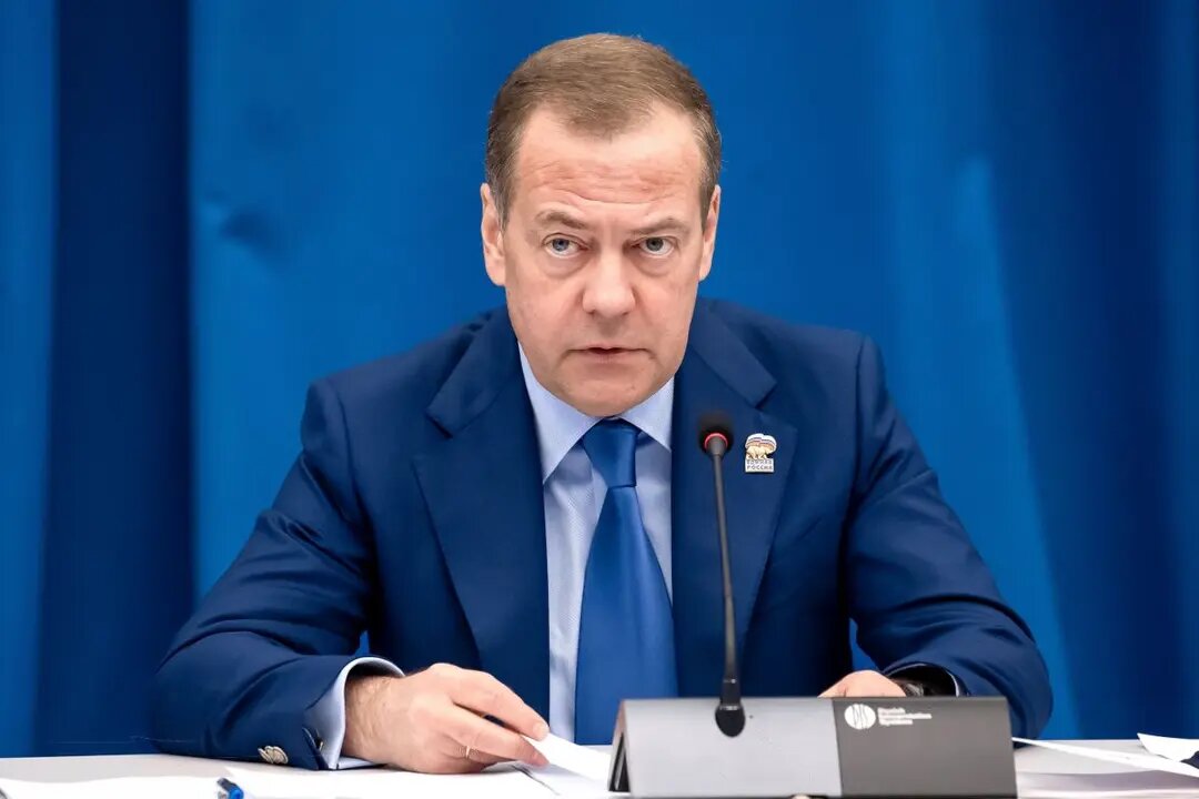    Дмитрий Медведев назвал введение санкций против России возможностью добиваться победы на земле, а не в кабинетах