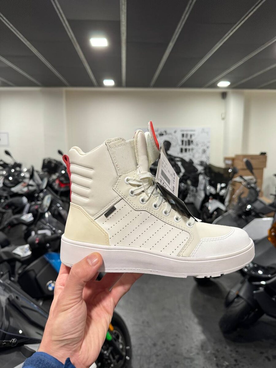 BMW Seoul Gore-Tex white.