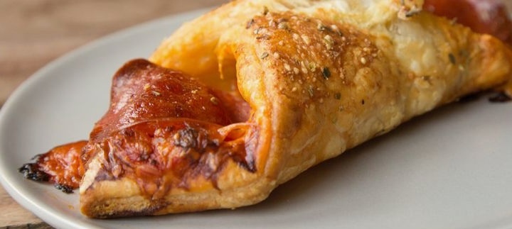 Слоеные рогалики с красной рыбой и сыром в духовке.