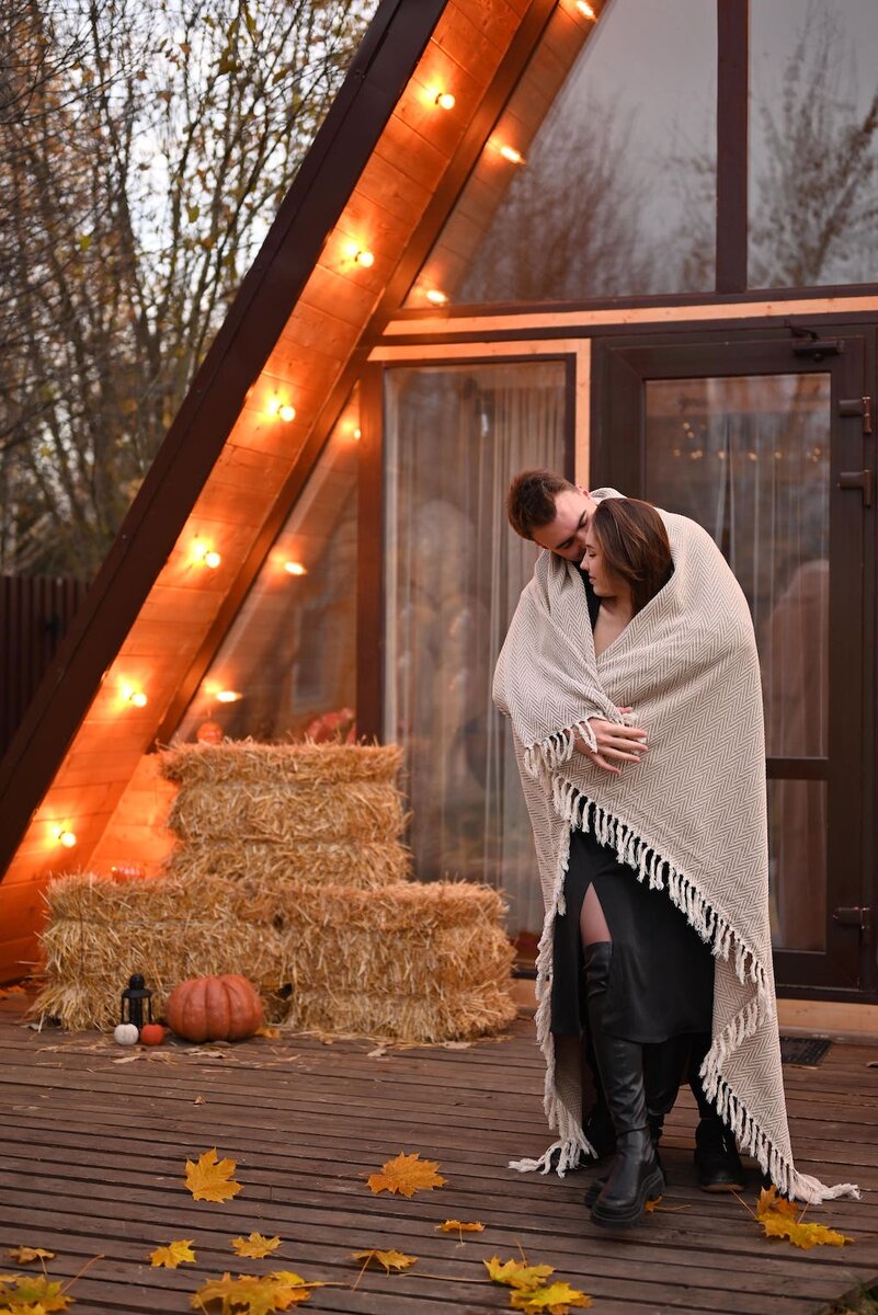 Отдых осенью вдвоем в треугольных домиках в Подмосковье