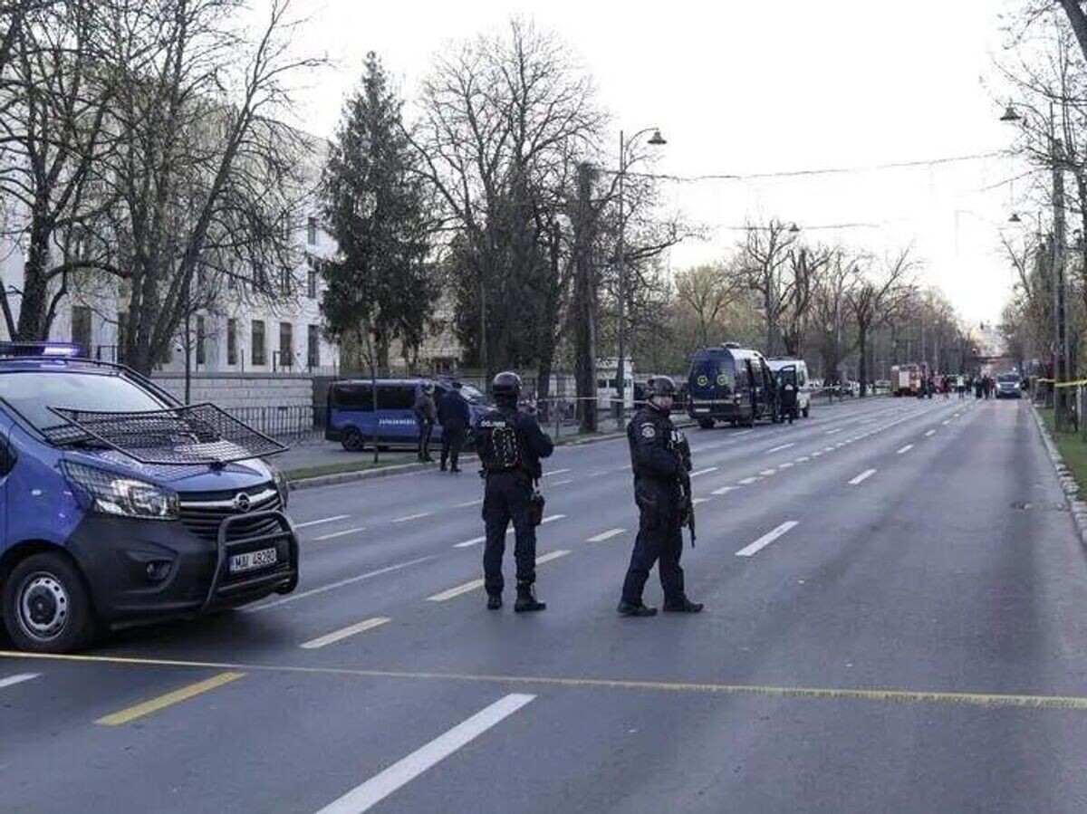    Экстренные службы на месте происшествия, где мужчина пытался протаранить автомобилем ворота российского посольства в Бухаресте© Фото : Sputnik Молдова/Telegram