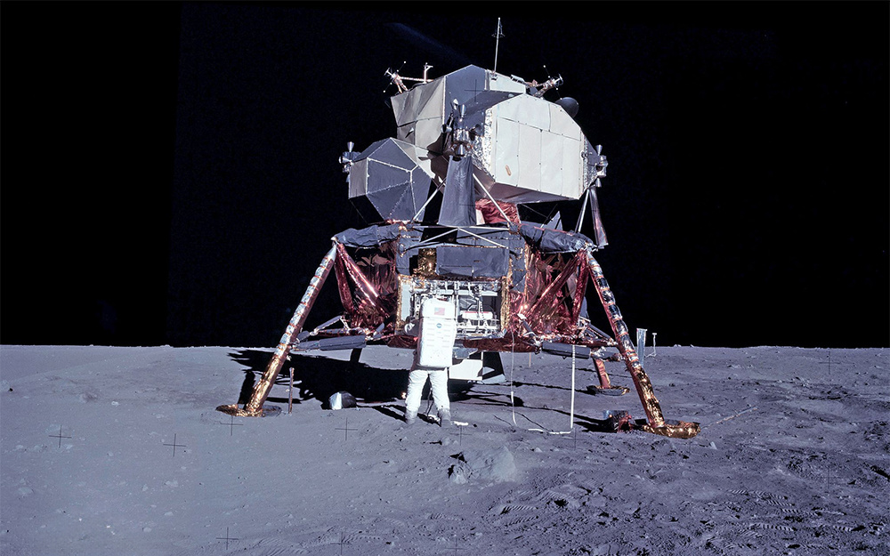 На фото из архива NASA лунный модуль на поверхности Луны