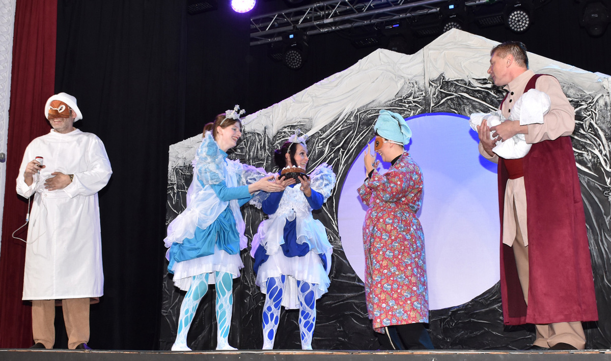 Экспромт на сцене: поздравление с днем рождения актрисы Русского театра Мариям Халкечевой. Фото автора.