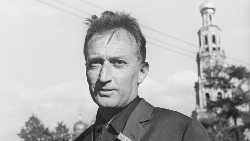     Джанни Родари (полное имя Джованни Франческо Родари) родился 23 октября 1920 года в итальянской коммуне Оменья в семье булочника и продавщицы. Когда будущему писателю было девять лет, скончался его отец, и семья переехала на родину матери, в Ломбардию РИА Новости Галина Кмит