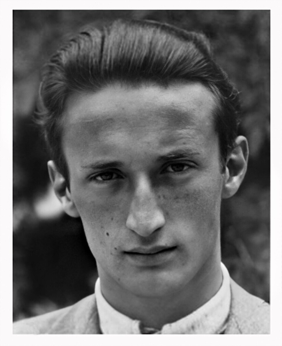    В юности Родари посещал семинарию и состоял в религиозных организациях. В 1936 году он опубликовал восемь рассказов в католическом еженедельнике L'azione giovanile / Legion-Media / ARCHIVIO GBB