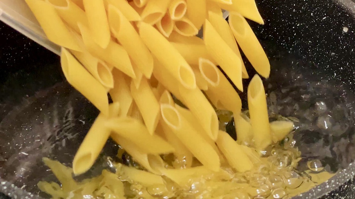 Отварите макароны. Листайте карусель