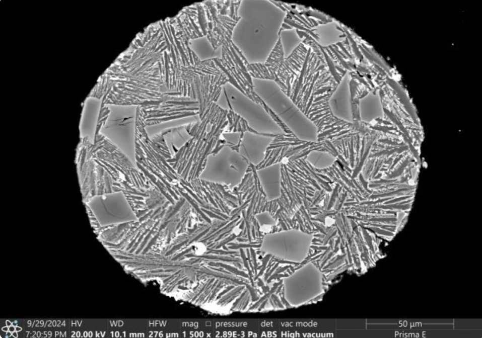 Фото: Yi-Gang Xu
Фрагмент метеорита, содержащий оливин, найденный «Чанъэ-6» на обратной стороне Луны