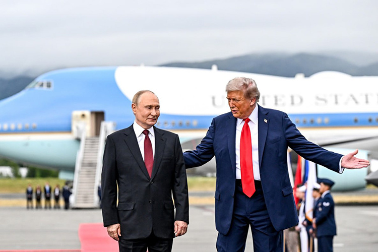    Дональд Трамп отложил встречу с Владимиром Путиным в Будапеште и ввел санкции против «Роснефти» и «Лукойла».   
Фото: © Pool /White House / Keystone Press Agency / www.globallookpress.com