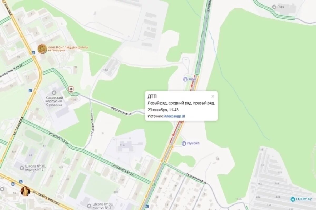    В Перми сбитый фурой столб электропередач с проводами перекрыл дорогу