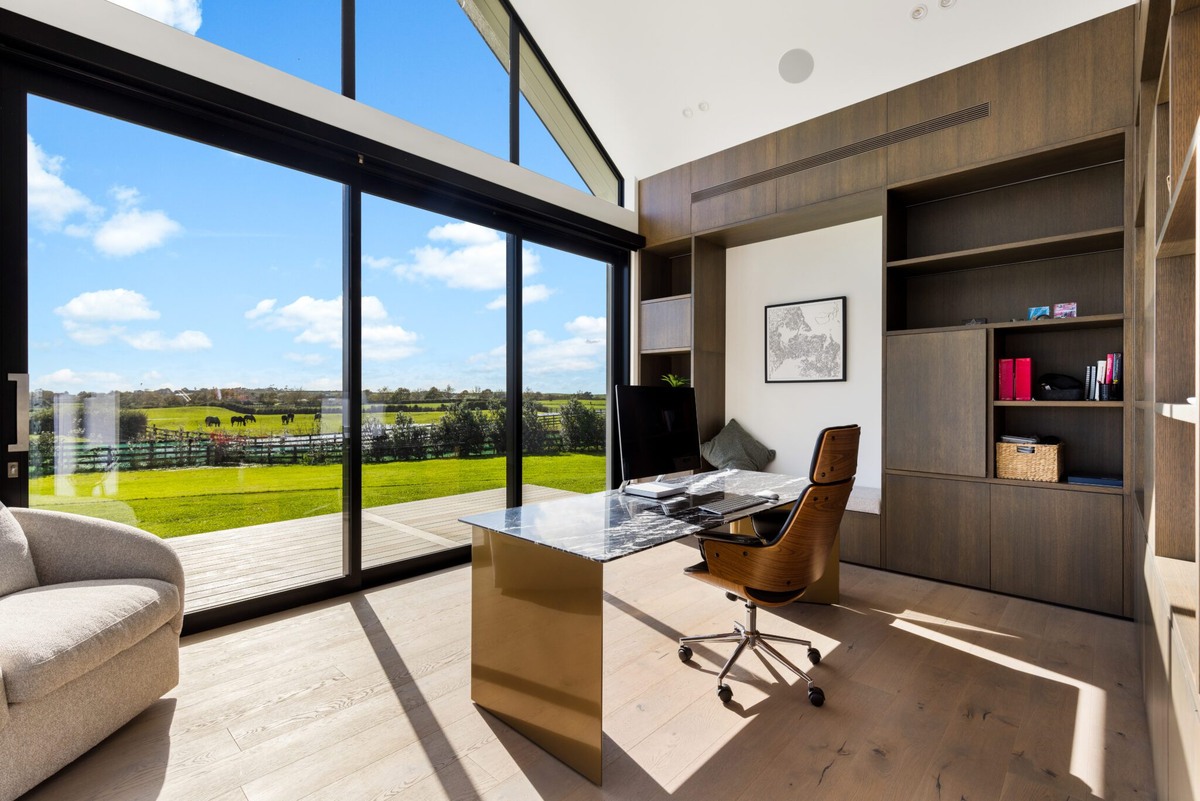 Свет, пространство, фокус: рабочая зона у окна, которая мотивирует