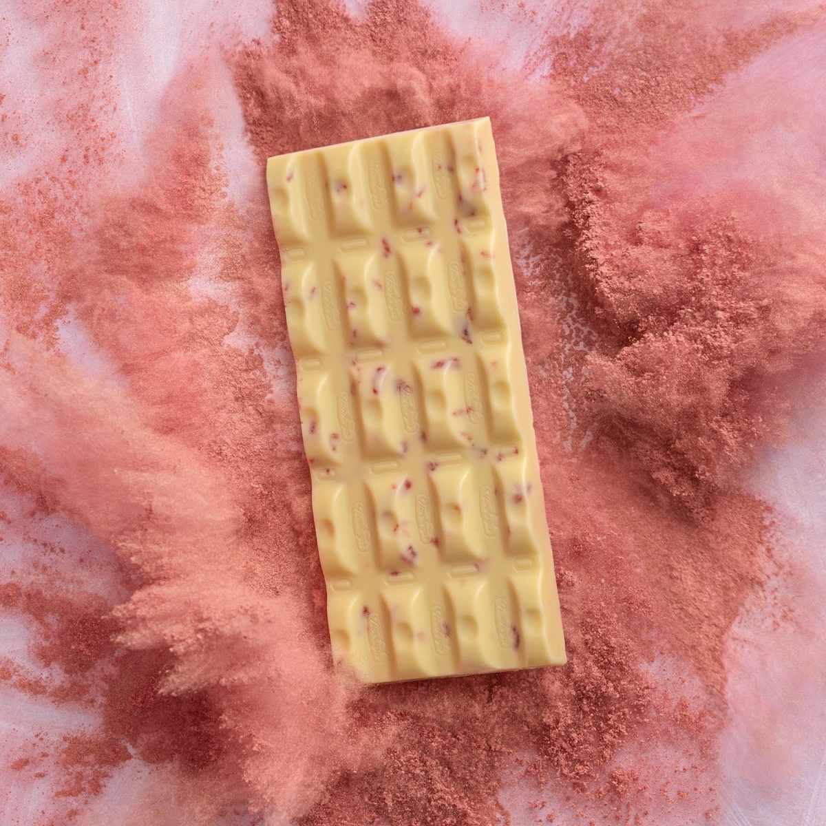 Помимо классической плитки без добавок, в ассортименте есть вариант с кусочками клубники