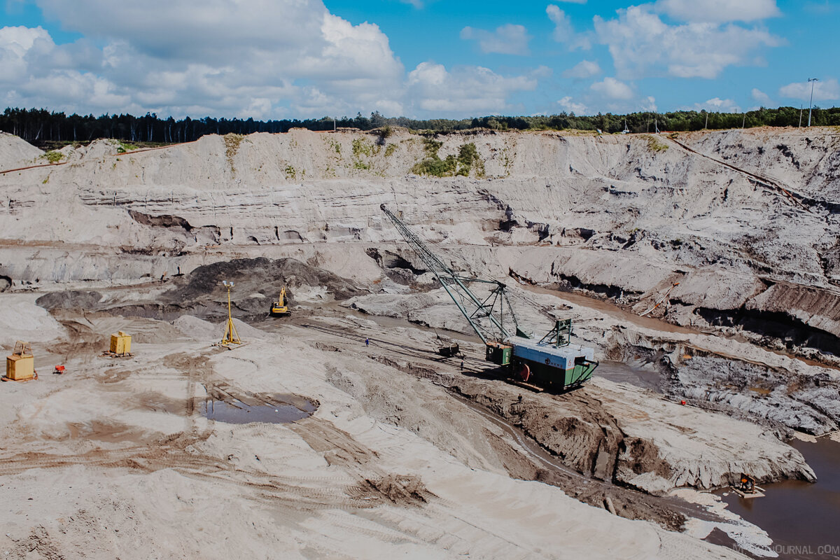 Янтарный карьер в Калининградской области. 90+% легального янтаря приходит на рынок отсюда.