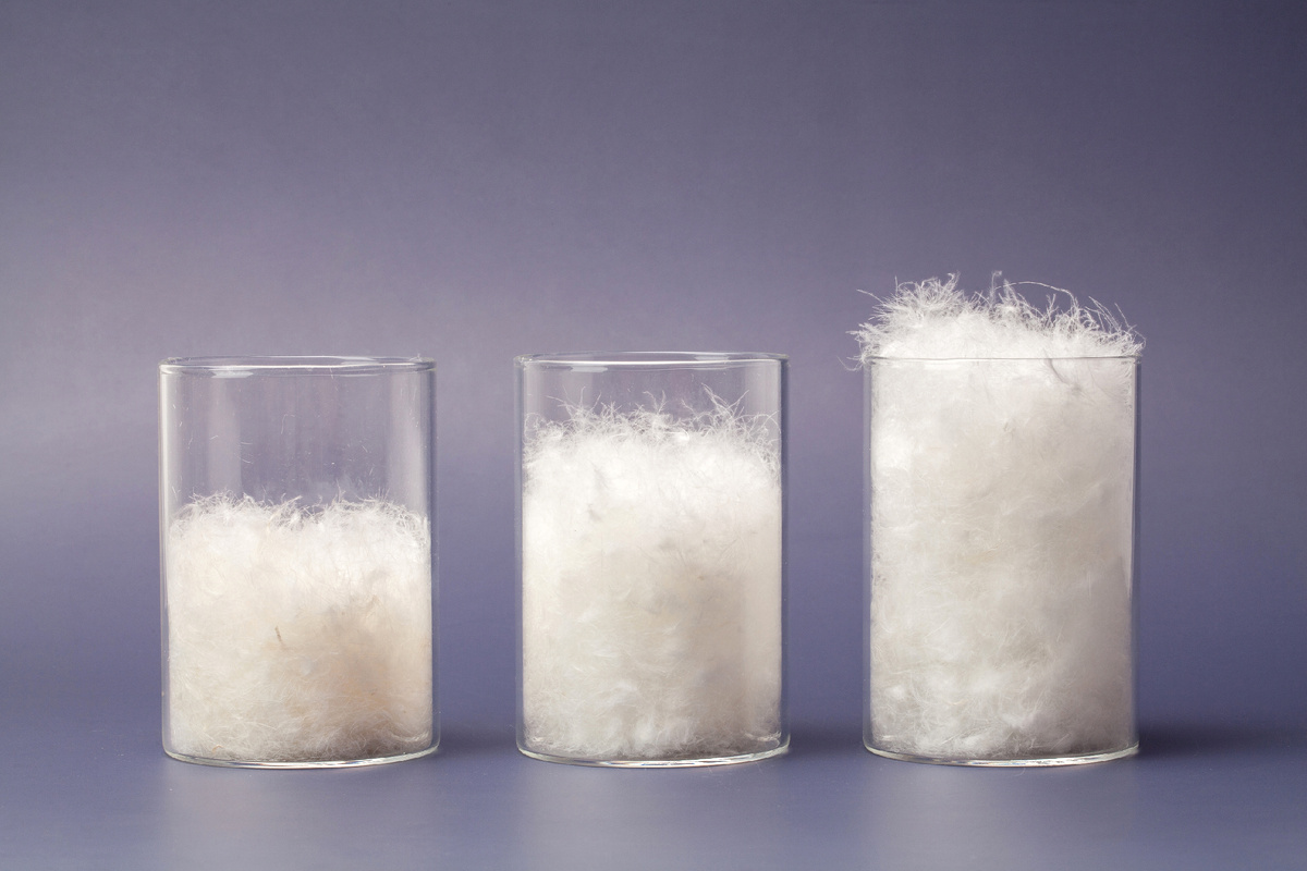 Способность пуха восстанавливаться после сжатия выражается в индексе упругости Fill Power (FP) и является показателем его качества: 800-950 FP – премиум, 550- 700 FP – высокое, 400-500 FP – среднее, ниже 400 – низкое. Чем выше значение FP, тем выше теплоизоляционные свойства пуха при том же весе. В зимней одежде Котофей используется только пух высокого качества с показателем не менее 550 FP. 