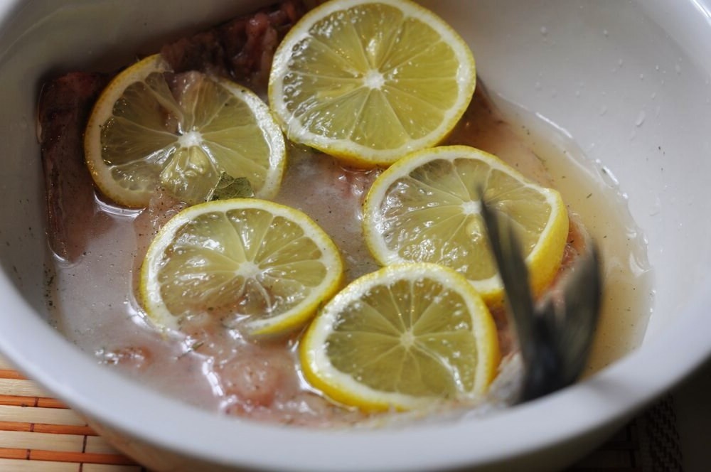 Если вода после этого мутная и слизкая — поздравляю, ты только что вымыл из рыбы целую химическую таблицу.
