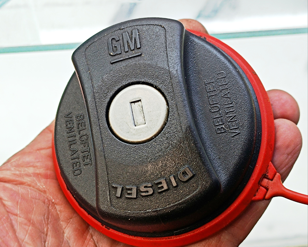 Изначально клиент принёс крышку бензобака.