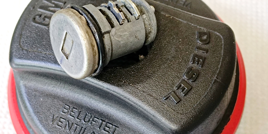 Opel Corsa 2007г. Отличный пример разности замков, работающих от одного ключа.