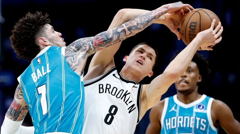     Разыгрывающий «Шарлотт» ЛаМело Болл и защитник «Бруклина» Егор Дёмин AP Nell Redmond