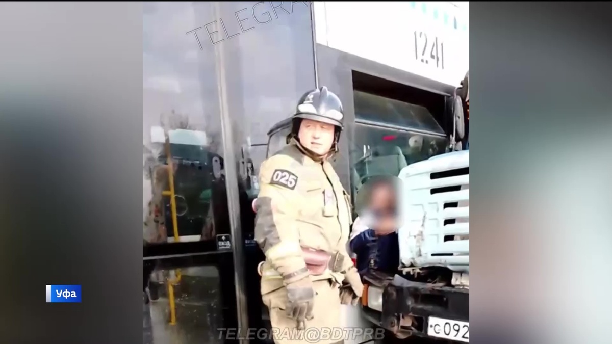    В Уфе спасли мужчину, зажатого между трамваем и мусоровозом