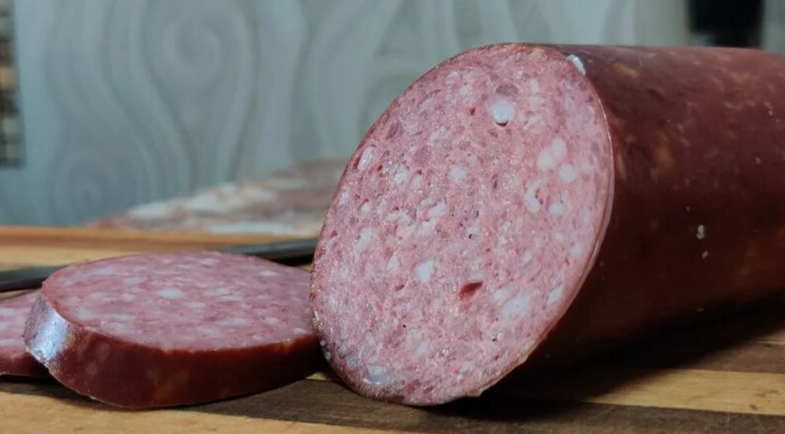 Причина простая — нитриты и консерванты (Е250, Е251), которые используют для “красивого цвета” и “долгого срока хранения”. Они превращаются в нитрозамины — соединения, повреждающие ДНК клеток.
