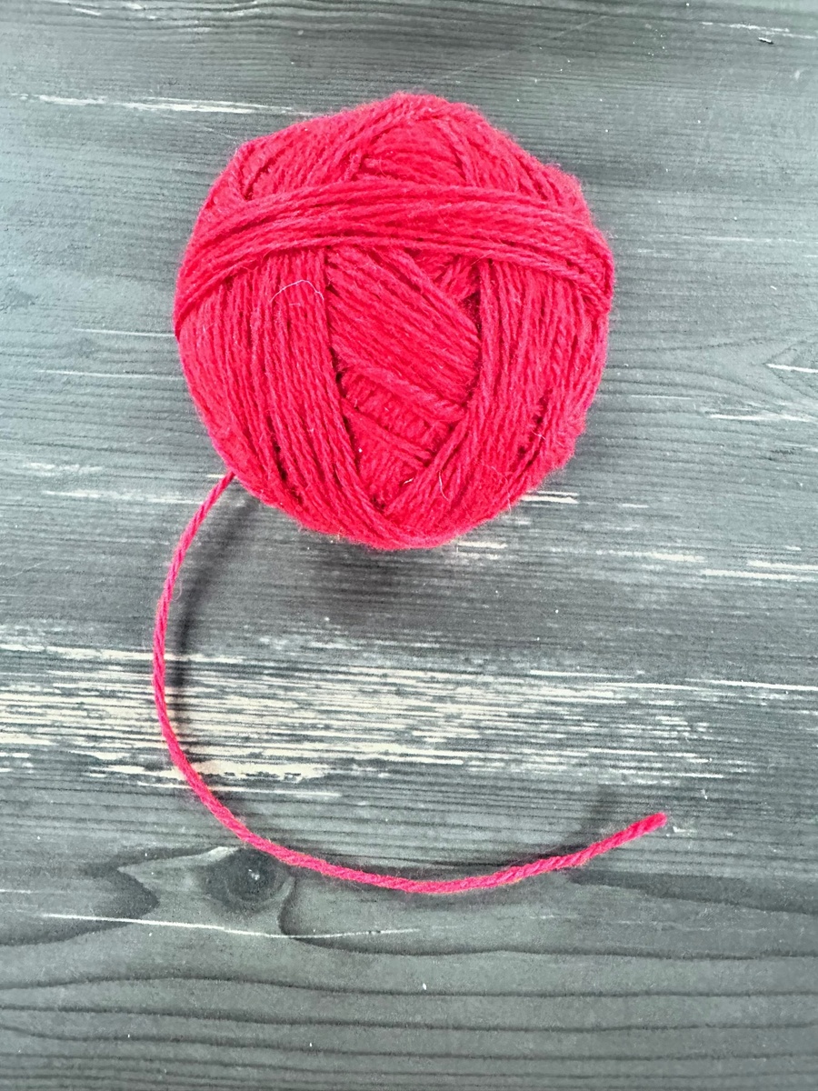 Красняа шерстяная нить