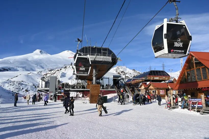     Туристы на горнолыжном курорте Эльбрус. © РИА Новости. Сергей Пивоваров