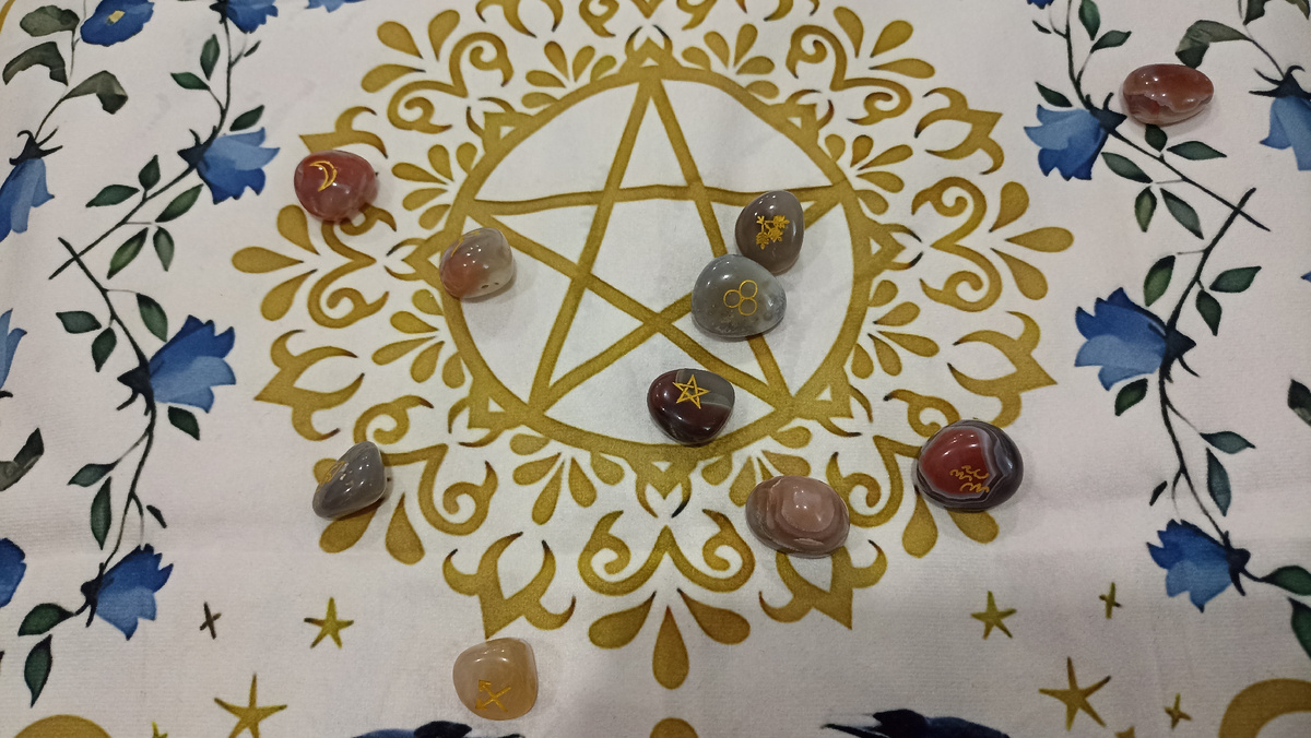 Рунический расклад на Викканских рунах на тему: Как сложатся отношения с загаданным человеком?