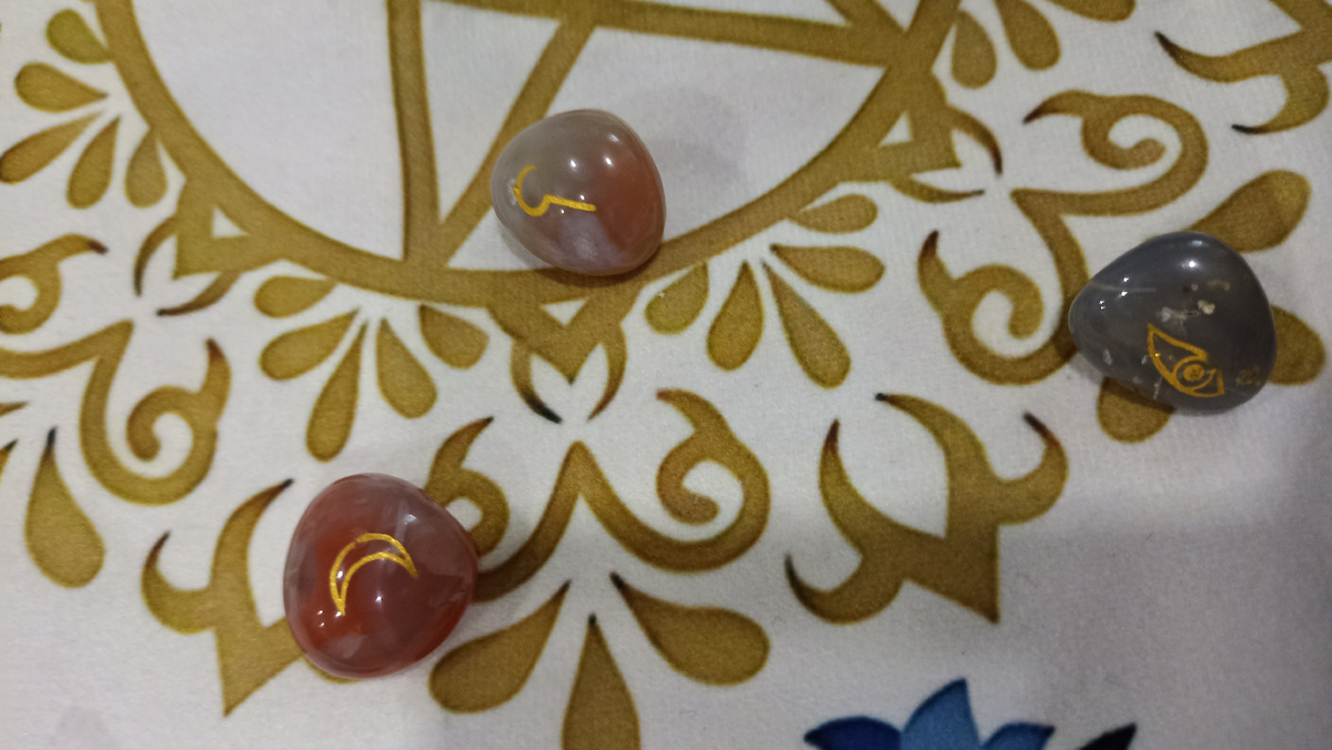 Фрагмент рунического расклада на Викканских рунах на тему: Как сложатся отношения с загаданным человеком?