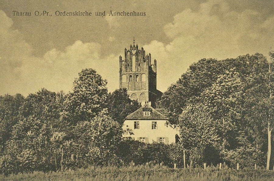 На архивной фотографии - кирха Святой Катарины и дом пастора, где родилась и провела детство Анхен в Тарау.