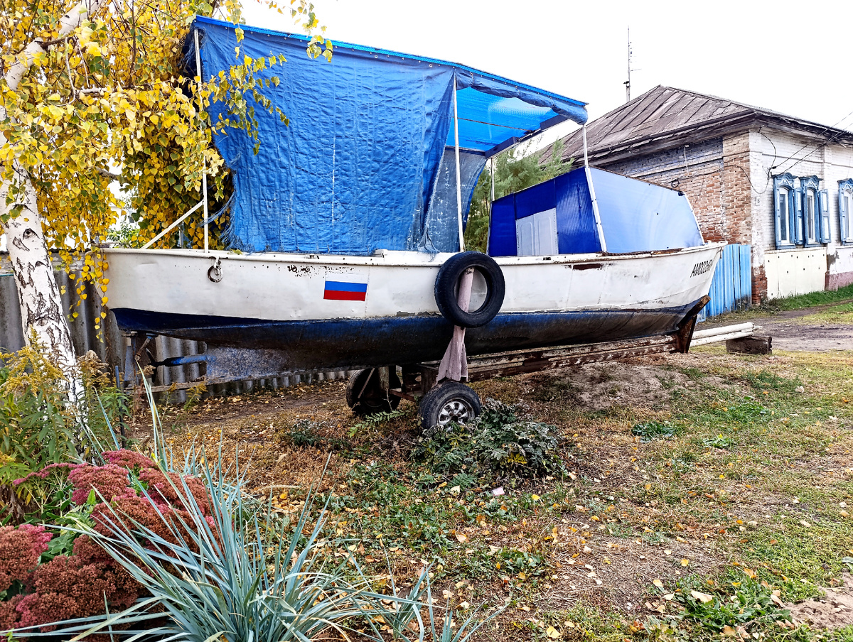 А эта в нескольких метрах от городской площади 